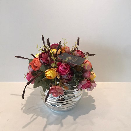 ARRANJO MINI DE FLORES COLORIDAS MISTAS EM VASO PRATA DE CERAMICA.