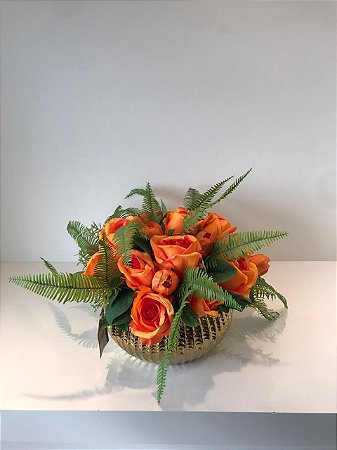 ARRANJO DE ROSAS LARANJAS COM SAMAMBAIA EM VASO DOURADO DE CERAMICA