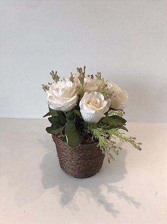 MINI ARRANJO DE ROSAS BRANCAS COM FOLHAGEM MISTA EM VASO DE PLASTICO COM SISAL MARROM
