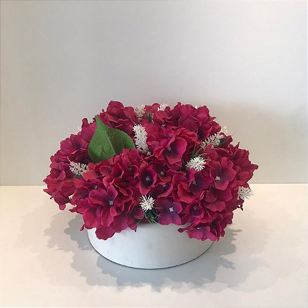 ARRANJO DE FLOR MARSALA COM VASO BRANCO OFF WHITE DE CERAMICA.