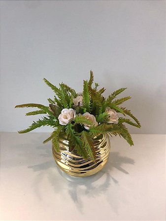 ARRANJO DE FLORZINHAS ROSADAS COM FOLHAGEM EM VASO BOLA DOURADO DE CERAMICA