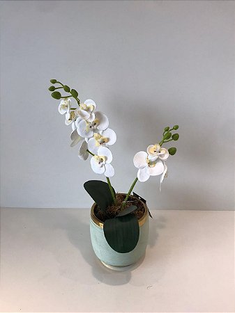MINI ARRANO DE ORQUIDEAS BRANCAS EM VASO VERDE AGUA E DOURADO EM CERAMICA