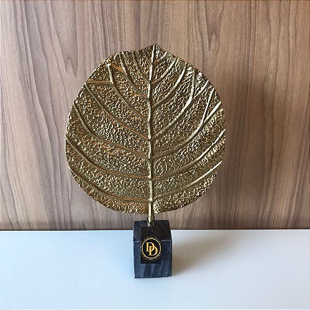 ESCULTURA DECORATIVA FOLHA DOURADA EM METAL COM BASE EM MARMORE 47X31CM