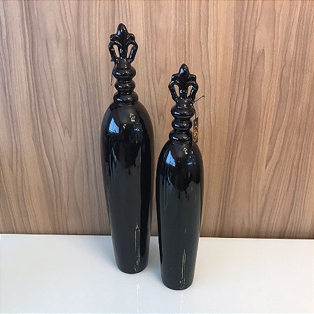 ESCULTURA GARRAFA PINO FLOR DE LIZ EM RESINA PRETO BRILHO G 78x17cm M 69x15cm