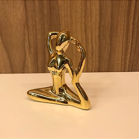 ESCULTURA / ESTATUETA IOGA  PÉ NO  COTOVELO DOURADA MINI