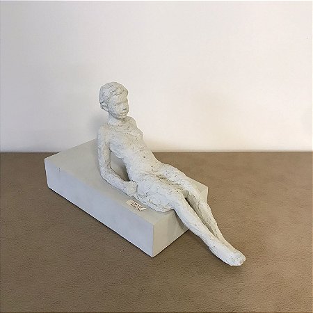 ESCULTURA PESSOA EM POLIRESINA DEITADA BRANCO
