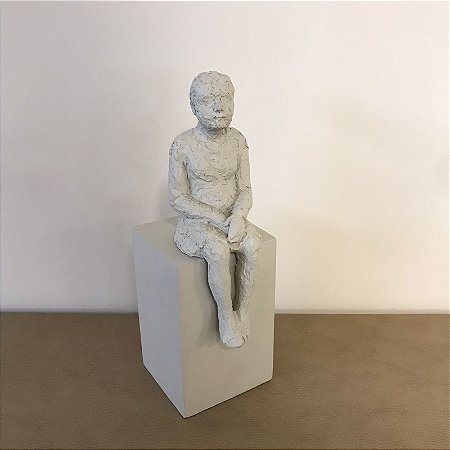 ESCULTURA PESSOA EM POLIRESINA SENTADO BRANCO