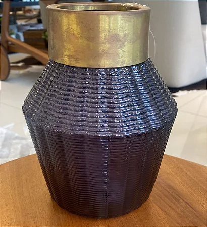 VASO DECORATIVO EM VIDRO COM DETALHE DOURADO EM METAL