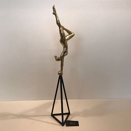 ESCULTURA GINASTA DOURADA COM BASE EM METAL