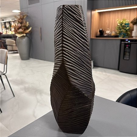 VASO LISTRADO MARROM EM RESINA