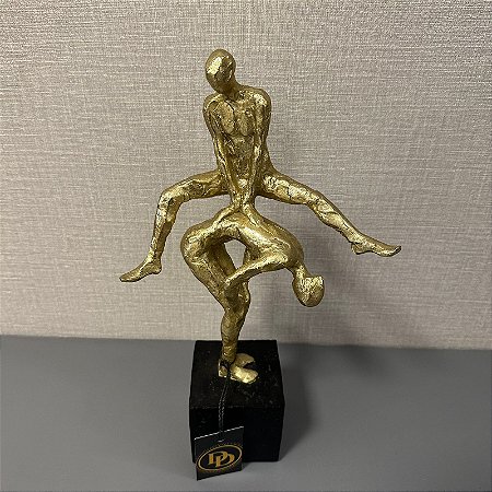 ESCULTURA GINASTAS EM RESINA DOURADA