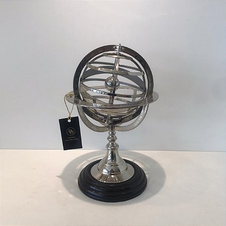 GLOBO DECORATIVO EM METAL PRATA.