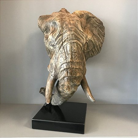 ESCULTURA CABEÇA DE ELEFANTE MARROM EM RESINA COM BASE PRETA EM MADEIRA