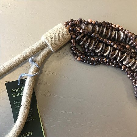 COLAR DE MESA JUTA NATURAL E SEMENTES MARROM 1,16M