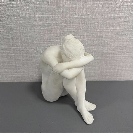 ESCULTURA DECORATIVA MULHER DE RESINA BRANCA 15X14cm