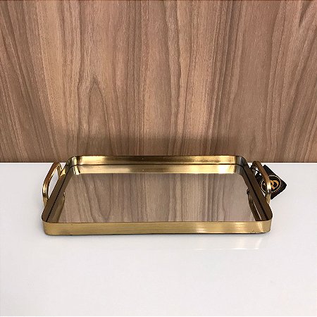 BANDEJA RETANGULAR COM ALÇA METAL DOURADO E ESPELHO PRATA