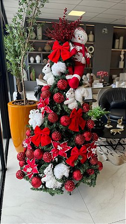 ARVORE MONTADA 1.80M COM ESQUILOS PELUCIA - VERMELHO E BRANCO
