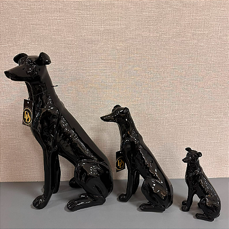 CACHORRO SENTADO DE FIBRA PRETO BRILHOSO G 57x19,5cm M 38x14cm P 25x9cm