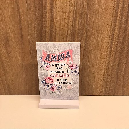 PLAQUINHA COM BASE - AMIGA A GENTE NÃO PROCURA...