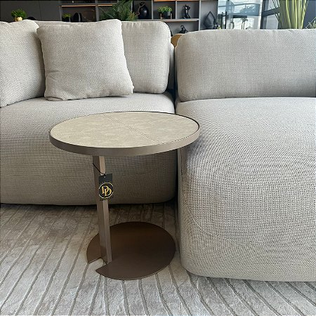 MESA LATERAL LUZ NUDE METAL E COURO 52X50CM