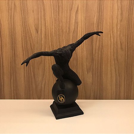ESTATUETA MASCULINA EM RESINA