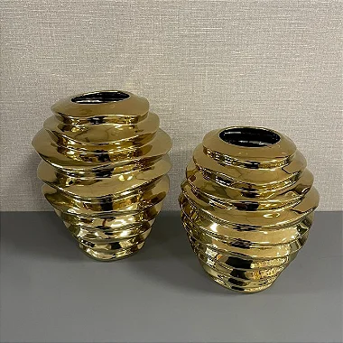 VASO DOURADO EM CERÂMICA COM RELEVOS G 29x23cm M 25x22cm