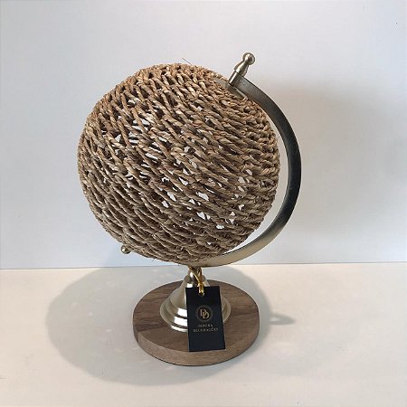 GLOBO PALHA NATURAL COM BASE EM MADEIRA 34X26X21CM