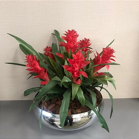 ARRANJO DE MESA COM TULIPAS VERMELHAS E CACHEPOT PRATA EM VIDRO 49CM
