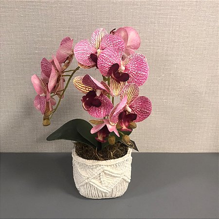 ARRANJO COM DUAS ORQUIDEAS ROSA EM VASO BRANCO COM DETALHES 38X23CM
