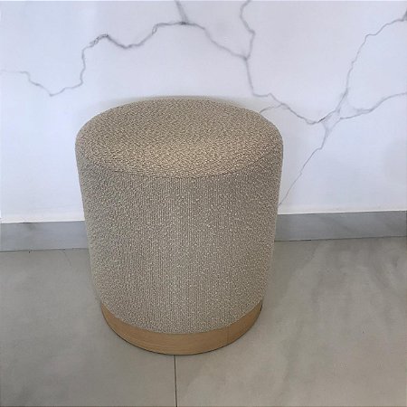 PUFF EM TECIDO BOUCLE E MADEIRA BEGE 40X40CM