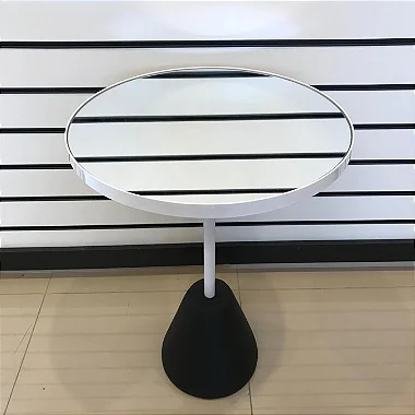 MESA LATERAL TAMPO ESPELHADO BASE EM COURO PRETO E METAL BRANCO GRANDE 72X50CM