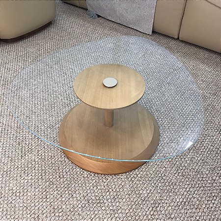 MESA DE CENTRO COM TAMPO EM VIDRO E BASE EM MADEIRA 31X69CM