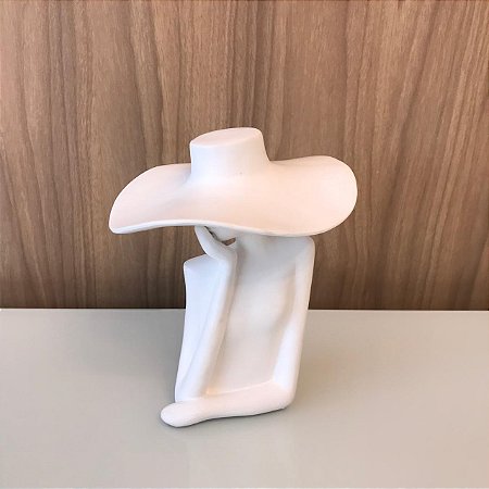 ESCULTURA FIGURA COM CHAPÉU POSE BRANCO