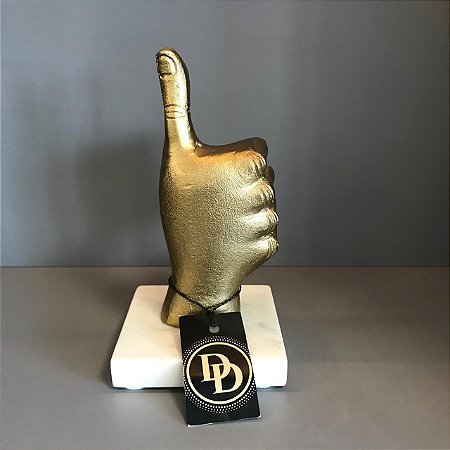 ESCULTURA JOIA POLEGAR EM ALUMINIO DOURADA COM BASE EM MARMORE 21X11CM