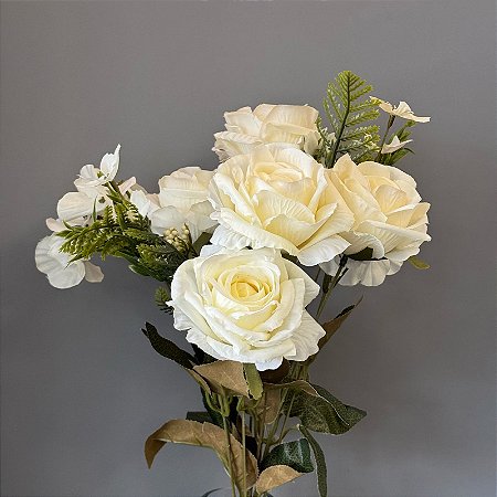 BUQUE ROSAS BRANCAS COM FOLHAS