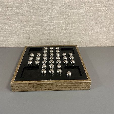 JOGO RESTA UM EM MADEIRA COM BOLINHAS EM METAL