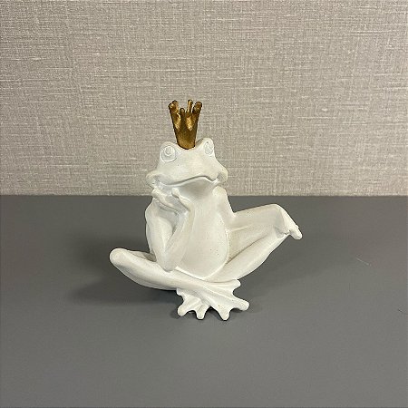 ESCULTURA SAPO BRANCO COM COROA DOURADA