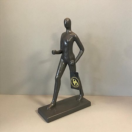 ESCULTURA DE CERAMICA HOMEM ANDANDO PRETO