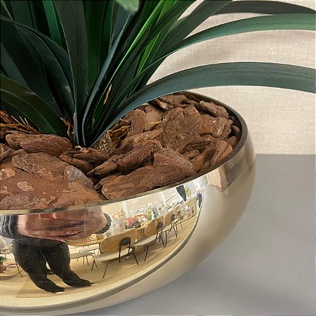 ARRANJO COM FOLHA DE ORQUÍDEA VERDE EM VASO ESPELHADO DOURADO