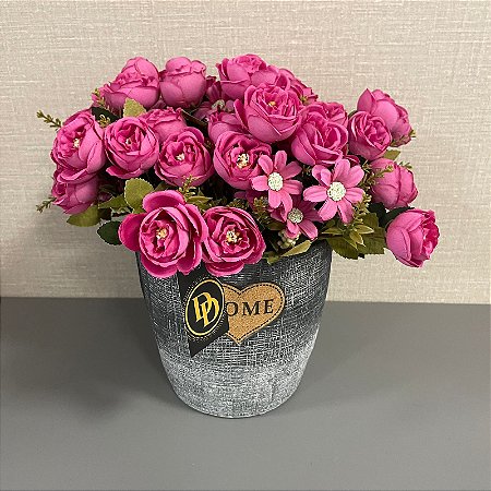 ARRANJO COM FLORES ROSAS EM VASO DE CERAMICA
