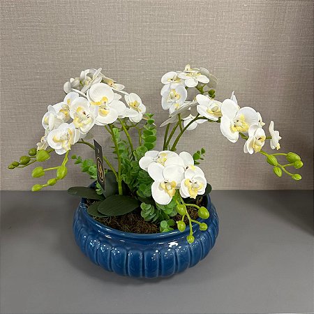 ARRANJO COM MINI ORQUÍDEAS BRANCAS E VASO AZUL DE CERAMICA
