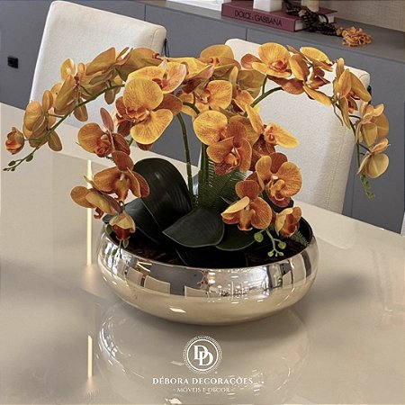 Arranjo de Orquideas Laranjas em PVC e Vaso de Vidro Espelhado Dourado 45x50cm