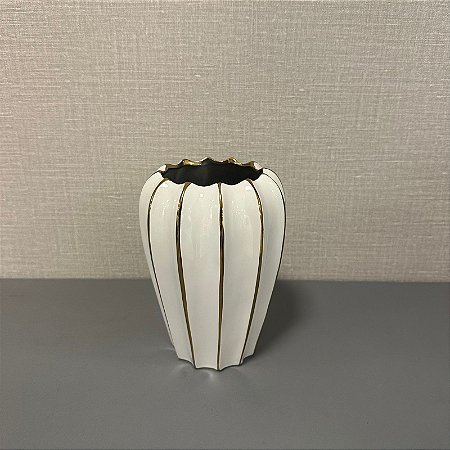 VASO DECORATIVO DE CERAMICA BRANCO COM LISTRAS DOURADA PEQUENO