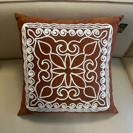 ALMOFADA VELUDO TERRACOTA COM APLIQUE BRANCO