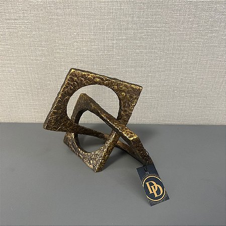 ESCULTURA EM POLIRESINA DOURADA