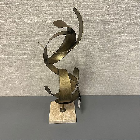 ESCULTURA EM METAL COM BASE EM PEDRA