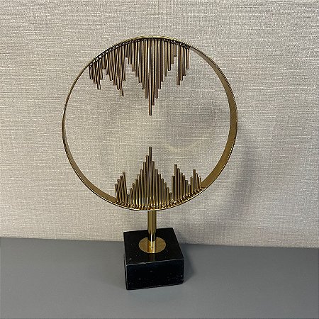 ESCULTURA EM METAL DOURADO COM BASE EM MARMORE PRETO M