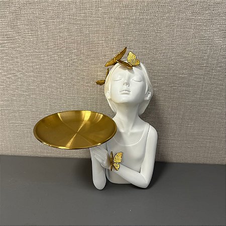 ESCULTURA EM RESINA BRANCA MENINA COM BANDEIJA EM METAL DOURADO