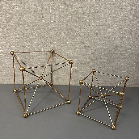 ESCULTURA CUBO ARAMADO EM METAL DOURADO G 20cm M 15cm
