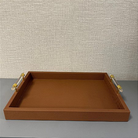 BANDEJA DECORATIVA EM MADEIRA COM REVESTIMENTO MARROM EM PU E METAL DOURADO M